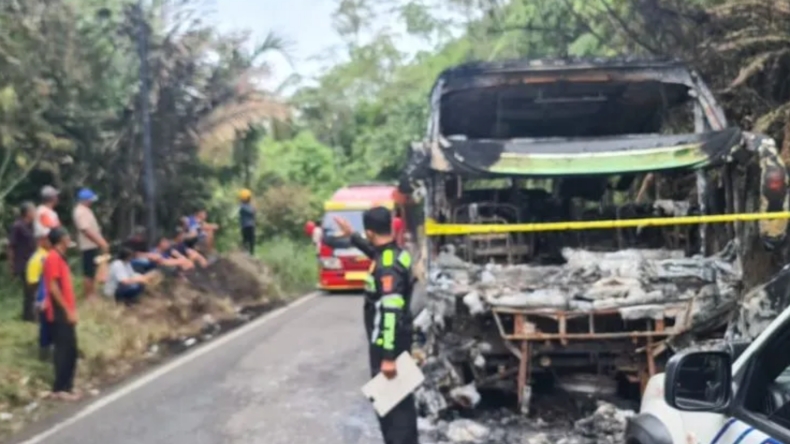Bus ALS Terbakar di Jalan Lintas Bukittinggi-Medan