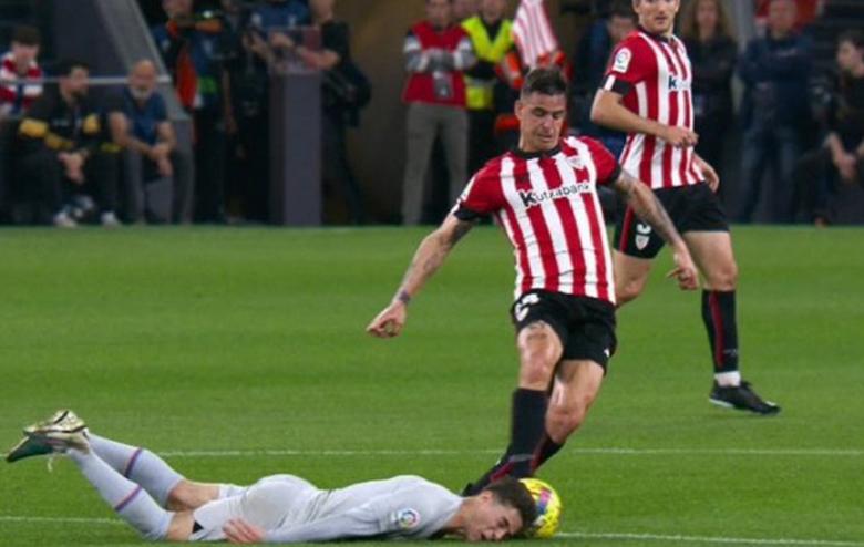 Gelandang Barcelona Gavi Tekel Lawan Pakai Kepala, Carles Puyol Angkat Topi