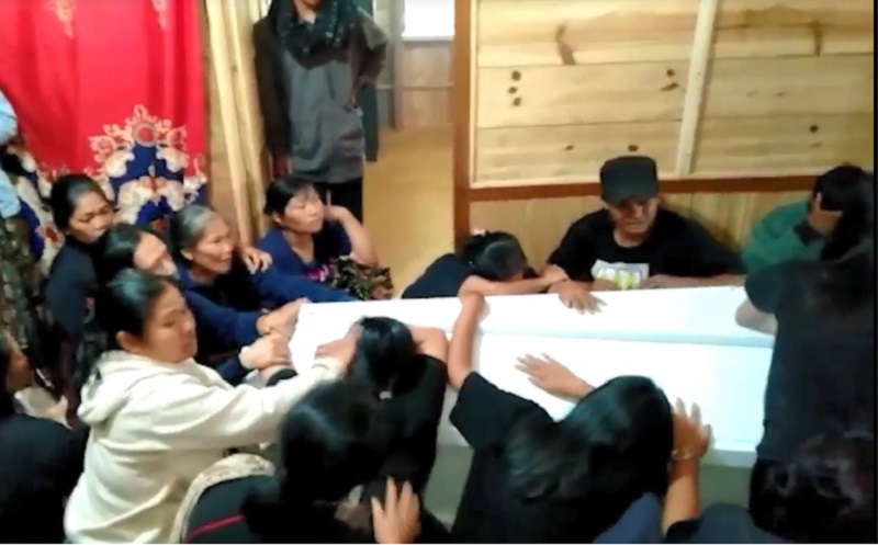 Isak Tangis Iringi Kedatangan Jenazah Mahasiswa Korban Penembakan KKB di Papua
