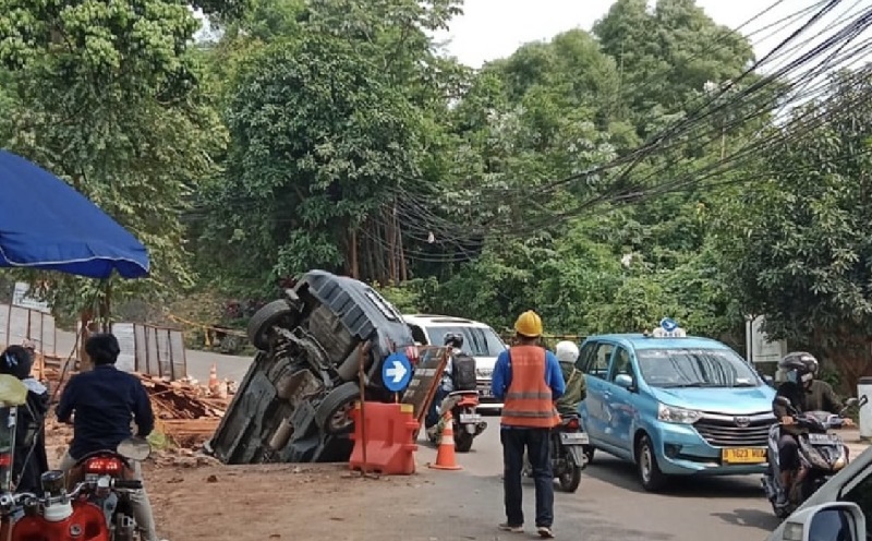 Mobil Terperosok di Proyek Galian Jalan Margasatwa Jaksel sebabkan Kemacetan
