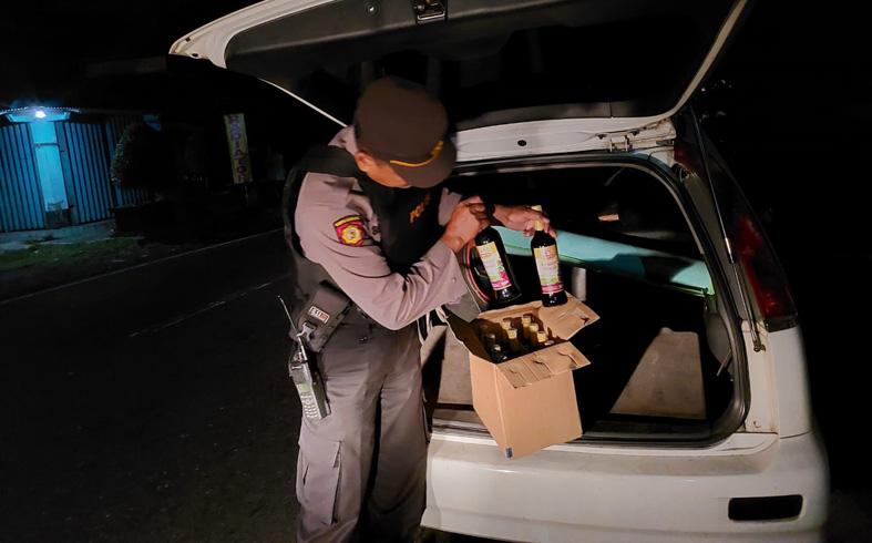 Cegah Kejahatan Jalanan, Polisi Sita Ratusan Botol Miras Berbagai Merek di Muntilan