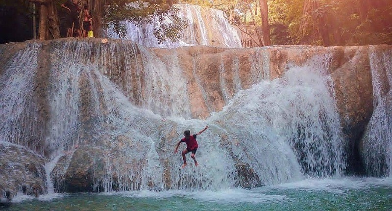 Cantiknya Air Terjun Oenesu di Kupang, Berundak dan Tersembunyi di Tengah Hutan