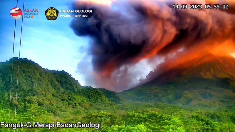  Penampakan Merapi Luncurkan Awan Panas Guguran Sejauh 1,6 Km Pagi Ini
