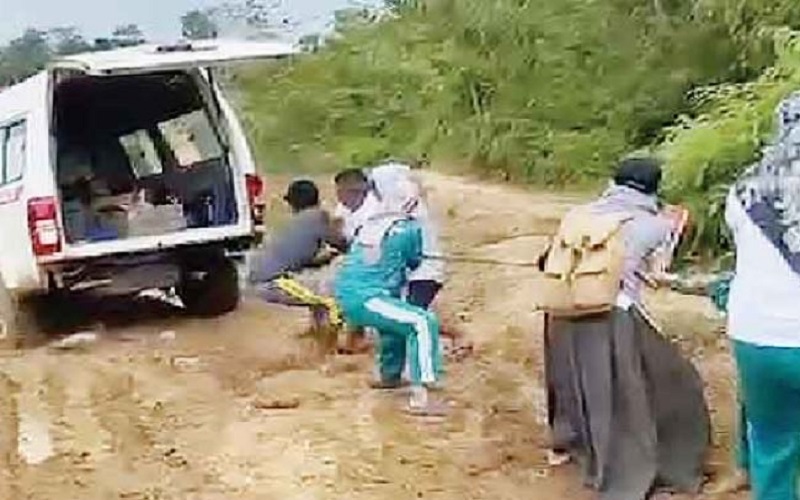 Perjuangan Dokter dan Perawat di Muratara Tarik Ambulans Terjebak Jalan Berlumpur