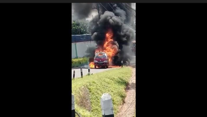 Mobil Terbakar usai Isi BBM di SPBU Jepara, 1 Orang Luka Bakar