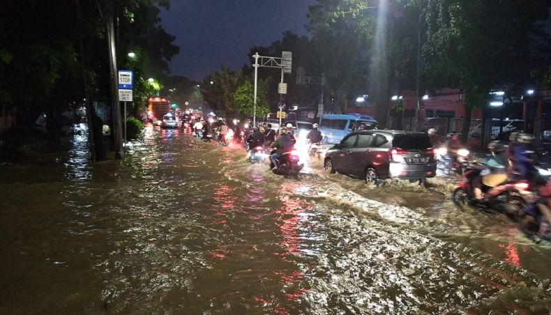  Hujan, Perempatan Jalur Kramat Jati Tergenang Banjir