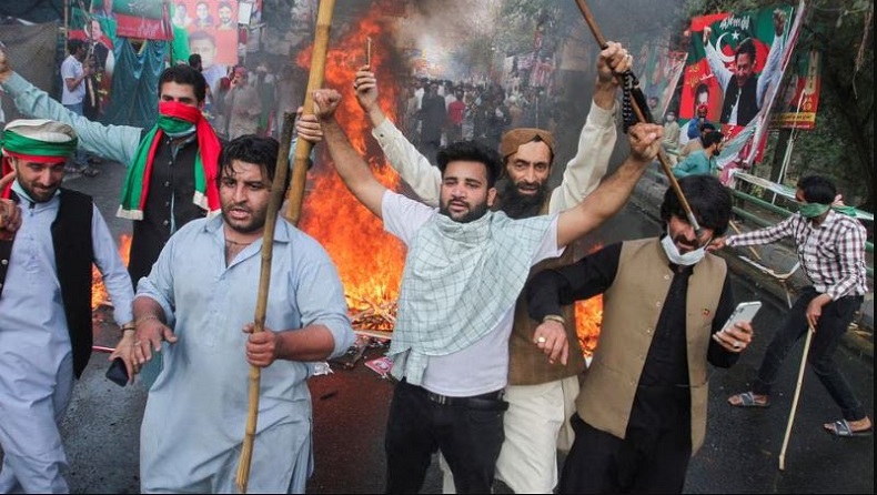 Pendukung Mantan PM Pakistan Imran Khan Terus Bentrok dengan Polisi, Sudah 2 Hari