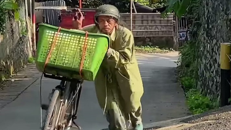 Kang Mus Preman Pensiun Dagang Dorokdok Khas Garut, Berpakaian ala Prajurit