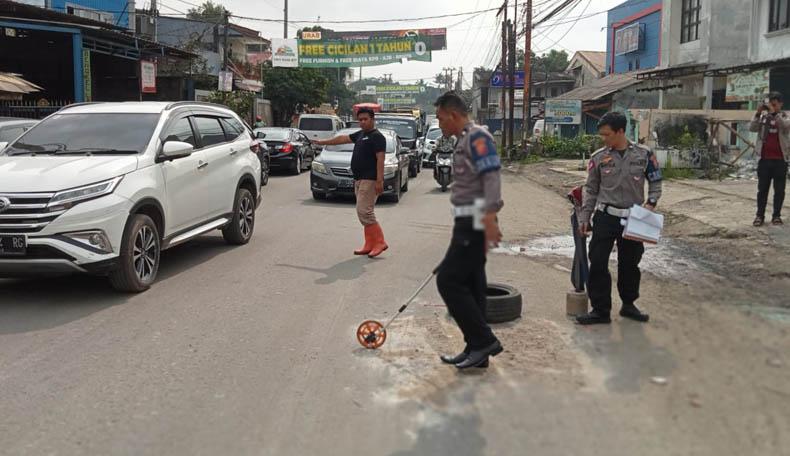 Kecelakaan Motor Gagal Nyalip Truk di Jalan Raya Cileungsi-Jonggol, 1 Tewas 1 Luka