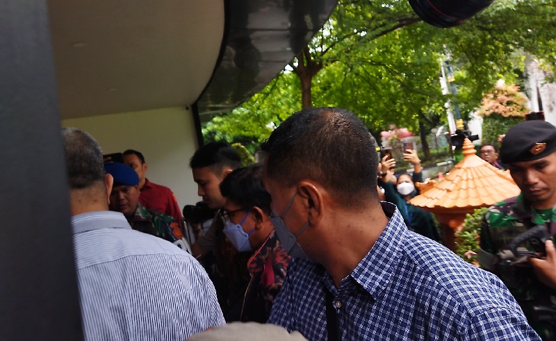 Menkominfo Johnny G Plate Bawa Dokumen Penggunaan Anggaran Menara BTS saat Diperiksa KPK