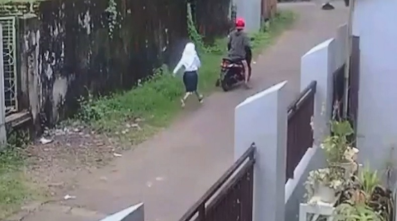 Siswi SMP di Makassar Jadi Korban Jambret di Depan Sekolah, Terekam CCTV