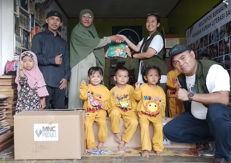 Tingkatkan Minat Baca, MNC Peduli Salurkan Bantuan Buku ke Rumah Literasi Sagara Cianjur
