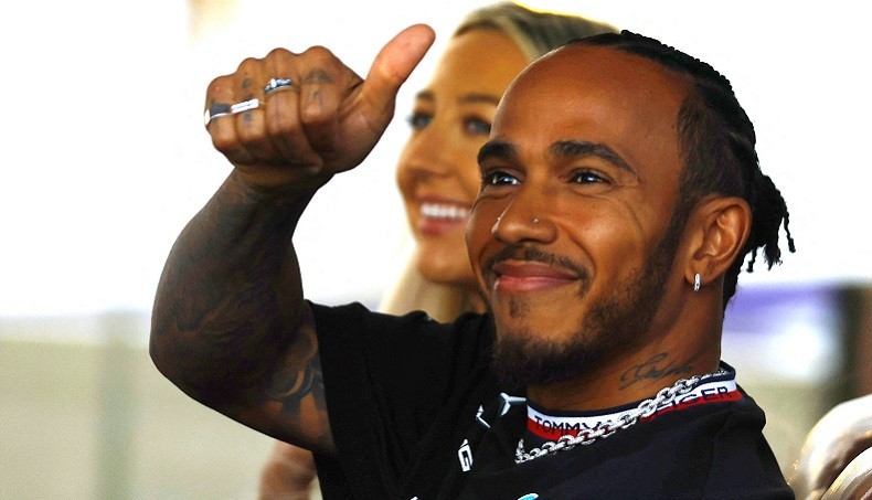 Mercedes Kesulitan Bersaing, Lewis Hamilton Masih Yakin Bisa Menang