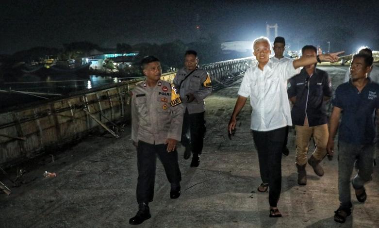 Sidak Jembatan Juwana, Ganjar lewat Jalan Tikus dan Naik Tanggul gegara Pintu Proyek Tutup  