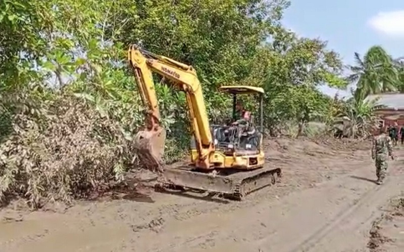  Banjir Musi Rawas Surut, TNI Kerahkan Alat Berat Bersihkan Lumpur