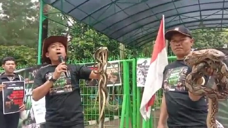 Protes di KLHK, Pegiat Lingkungan KBB Bawa Puluhan Hewan Liar