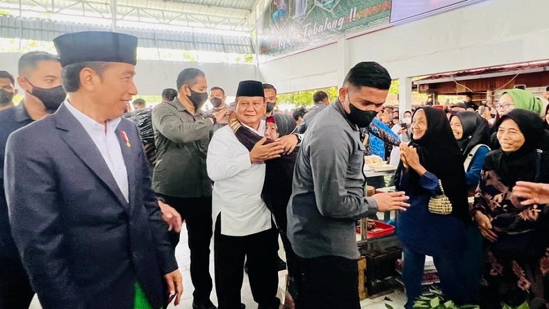 Senyum Jokowi saat Lihat Prabowo Dipeluk Emak-Emak Pedagang Pasar Rakyat Tabalong