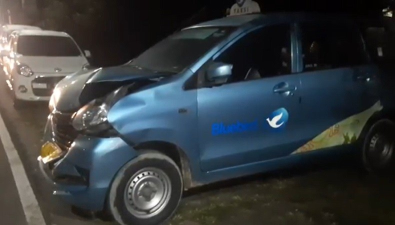 Sapi Lepas di Tol Cengkareng Tabrak Taksi hingga Penyok