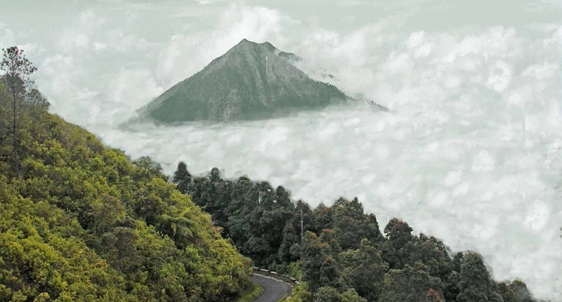 Indahnya Gunung Telomoyo, di Puncaknya Bisa Lihat Gugusan Gunung Diselimuti Awan