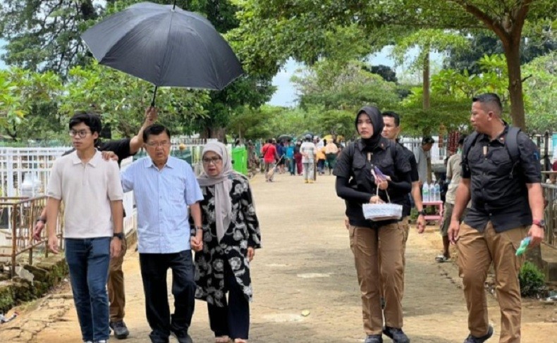 Jelang Ramadan, JK Ziarah ke Makam Orang Tua dan Jenderal M Jusuf