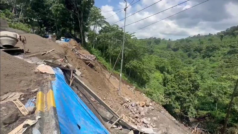Longsor di Jalur Gunung Gumitir Jember, Tebing 50 Meter Ambrol Tergerus Air Hujan