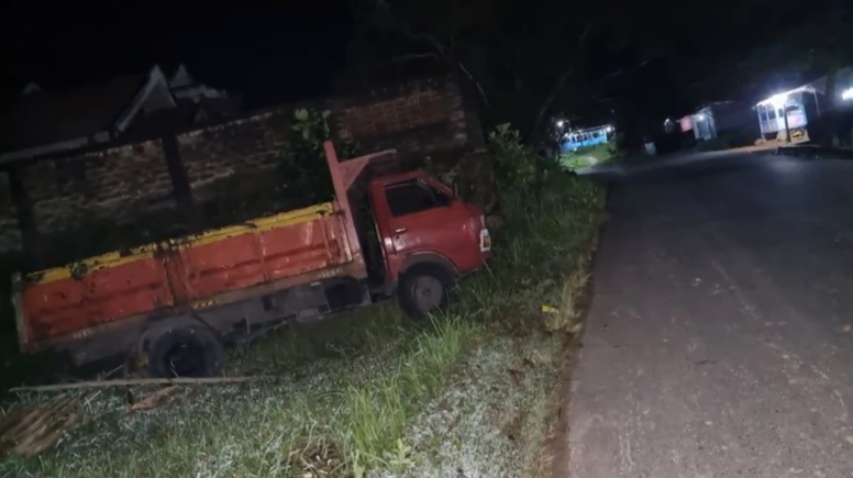 Truk Muatan Besi Cor Miring Timpa Pengendara Motor karena Tak Kuat Nanjak, 2 Orang Tewas