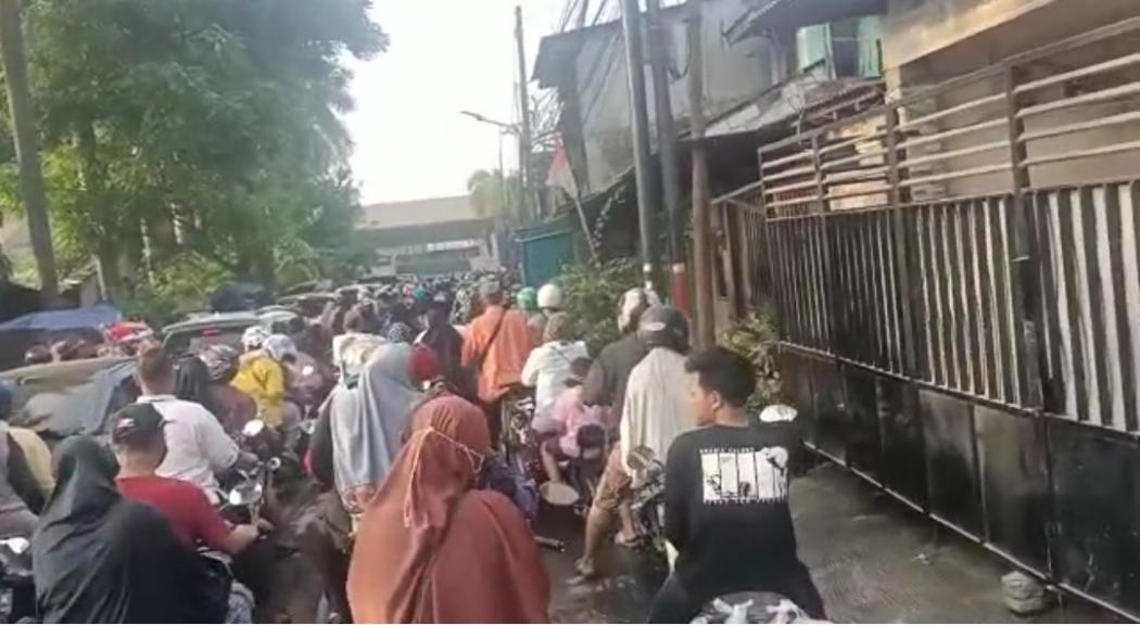 Dipadati Warga Berziarah, Arus Lalu Lintas di Sekitar TPU Budi Darma Macet
