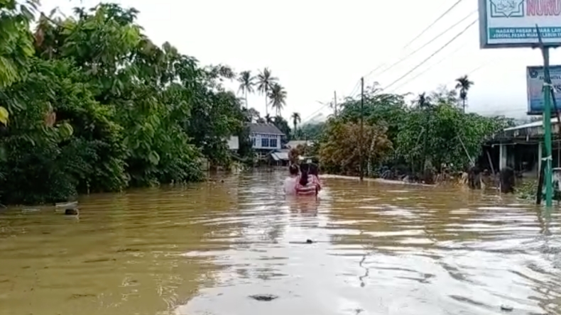Banjir Solok Selatan, Petugas BPBD Kirimkan Logistik dan Evakuasi Warga