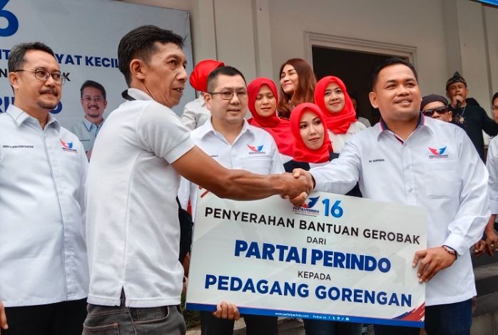 Dapat Gerobak, Pedagang Seblak di Bandung Doakan Partai Perindo Semakin Maju
