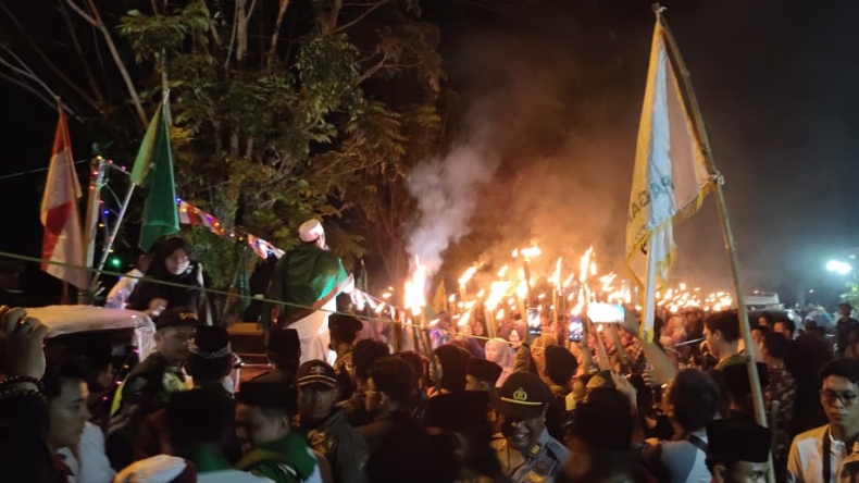 Sambut Bulan Suci Ramadan, Warga OKU Sumsel Gelar Pawai Obor Keliling Kota 