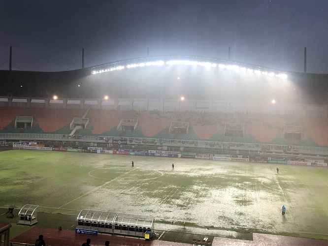 Waduh! Laga RANS Vs Persita Ditunda Gegara Lapangan Stadion Pakansari Tergenang Air