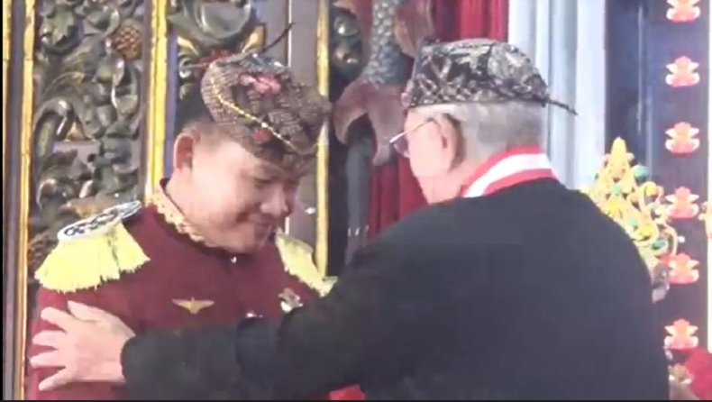 KSAD Dudung Abdurachman Diangkat Jadi Keluarga Kehormatan Kesultanan Bangkalan 