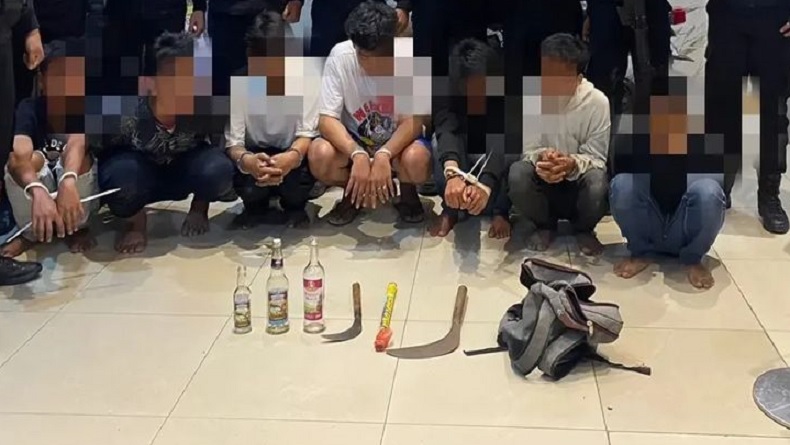 Geng Motor SBB Resahkan Warga Medan Ditangkap, Petugas Sita Botol Miras hingga 2 Celurit