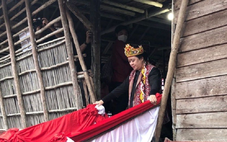 Puan Maharani Janjikan Perbaikan Rumah Betang Ensaid, Minta Kaum Ibu Tetap Menenun