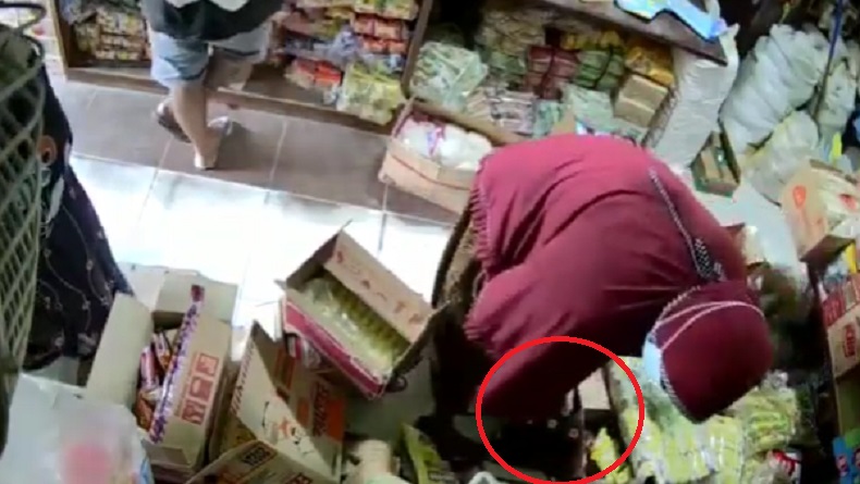 Terekam CCTV, Emak-Emak Curi 6 Sirop di Toko Grosir lalu Dimasukkan ke Rok