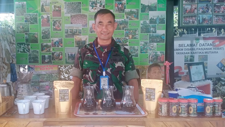 Kisah Heri Purnomo, Babinsa yang Sukses Rintis Usaha Kopi dan Berdayakan Warga Lereng Bromo