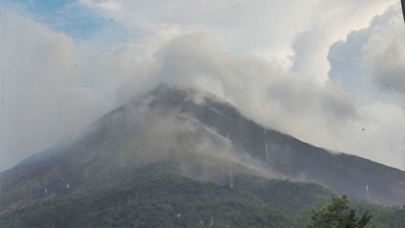 Pos PGA: Guguran Lava Masih Meluncur dari Kawah Gunung Karangetang