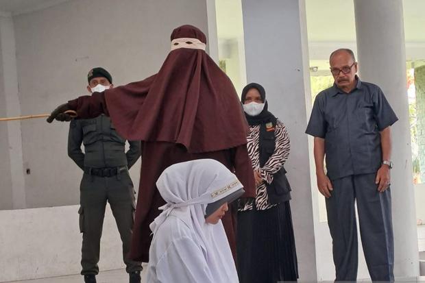  2 Pelaku Perzinaan di Banda Aceh Dihukum Cambuk di Depan Umum