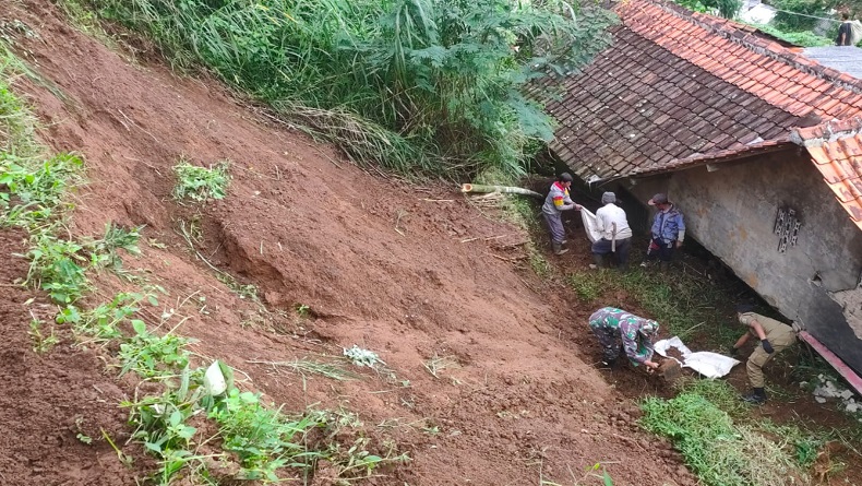Longsor Terjang Girimulya Majalengka, 5 Rumah Rusak dan Penghuni Nyaris Tertimbun