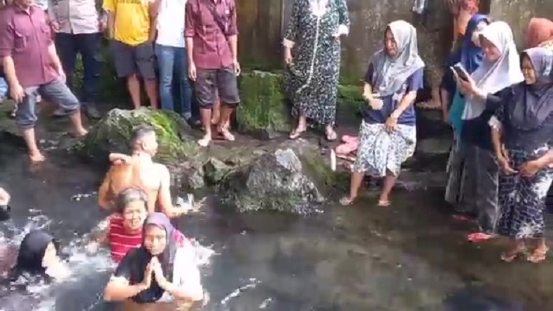 Sambut Ramadhan, Warga Majalengka Antusias Mandi Massal di Mata Air