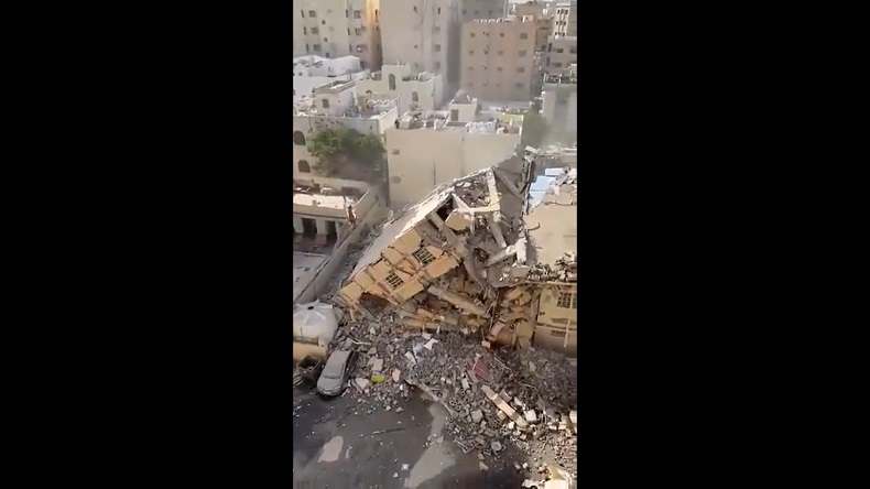 Bangunan 4 Lantai Roboh ke Samping, 1 Orang Tewas 7 Lainnya Ditemukan Selamat