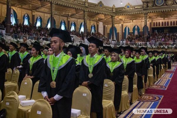 Kisah Haru Kakak Gantikan Wisuda Adiknya yang Telah Tiada: Dia Semangat dan Ingin Segera Wisuda
