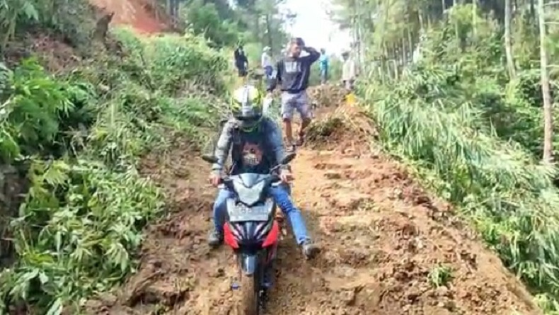 Pengendara Diimbau Waspada Longsor Susulan di Jalur Gununghalu KBB-Cianjur