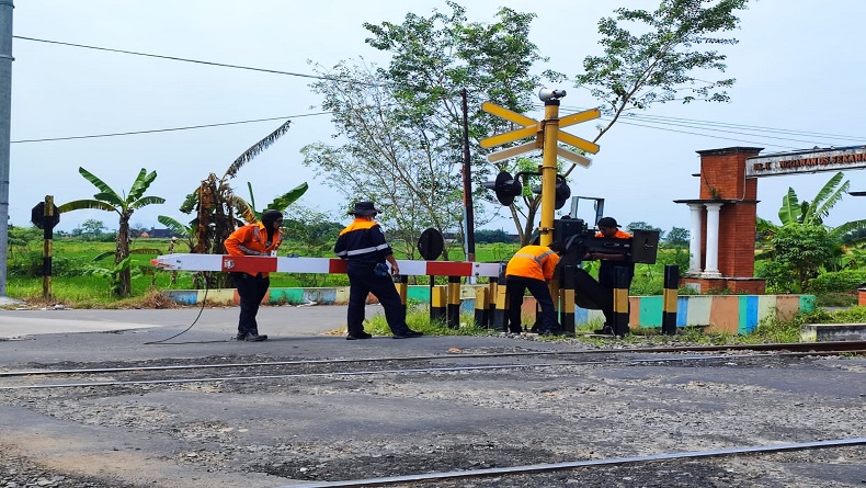 Truk Nekat Terobos, Palang Pintu Pelintasan KA di Klaten Patah