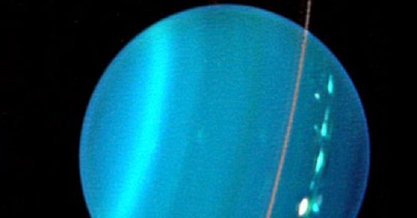 Gunakan Data Radiasi, Dua Bulan Uranus Kemungkinan Tampung Lautan