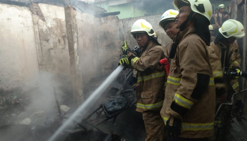 10 Rumah di Penggilingan Hangus Terbakar akibat Korsleting Listrik, Kerugian Rp1,5 Miliar