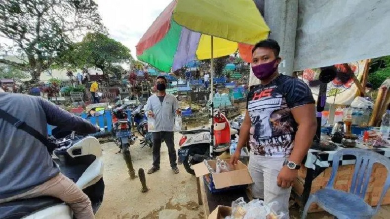 Kisah Inspiratif Polisi Nyambi Jadi Tukang Gali Kubur, Ikhlas Bantu Warga Cari Bekal Mati