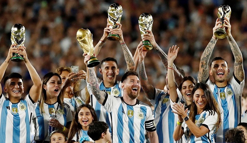 Kembali Bertanding usai Juara Piala Dunia, Para Pemain Timnas Argentina Dapat Replika Trofi