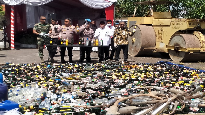 Berantas Pekat, Ribuan Botol Miras dan Knalpot Bising Digilas Stoom Walls di Mapolres Indramayu 