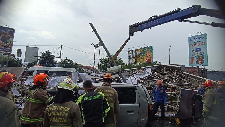 Billboard di Jalan Soekarno-Hatta Bandung Roboh, 1 Orang Luka Berat